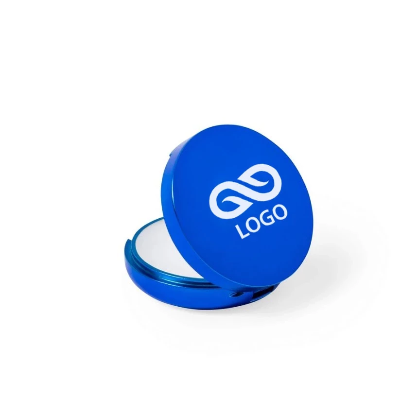 Mona huulipuna peilillä 