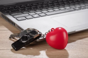 LOVE anti-stressi avaimenperä - punainen