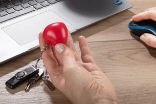 LOVE anti-stressi avaimenperä - punainen